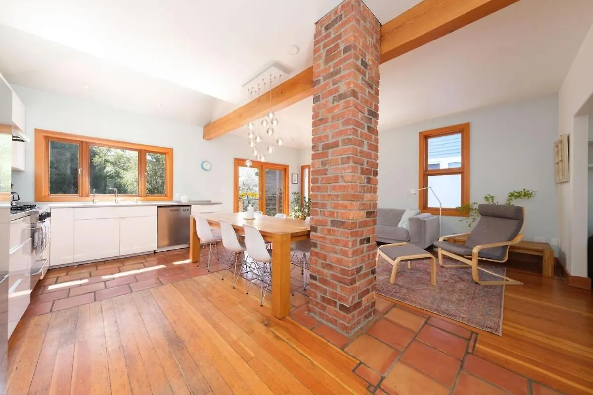 Cozy Heritage Home Near Main St Vancouver Canada