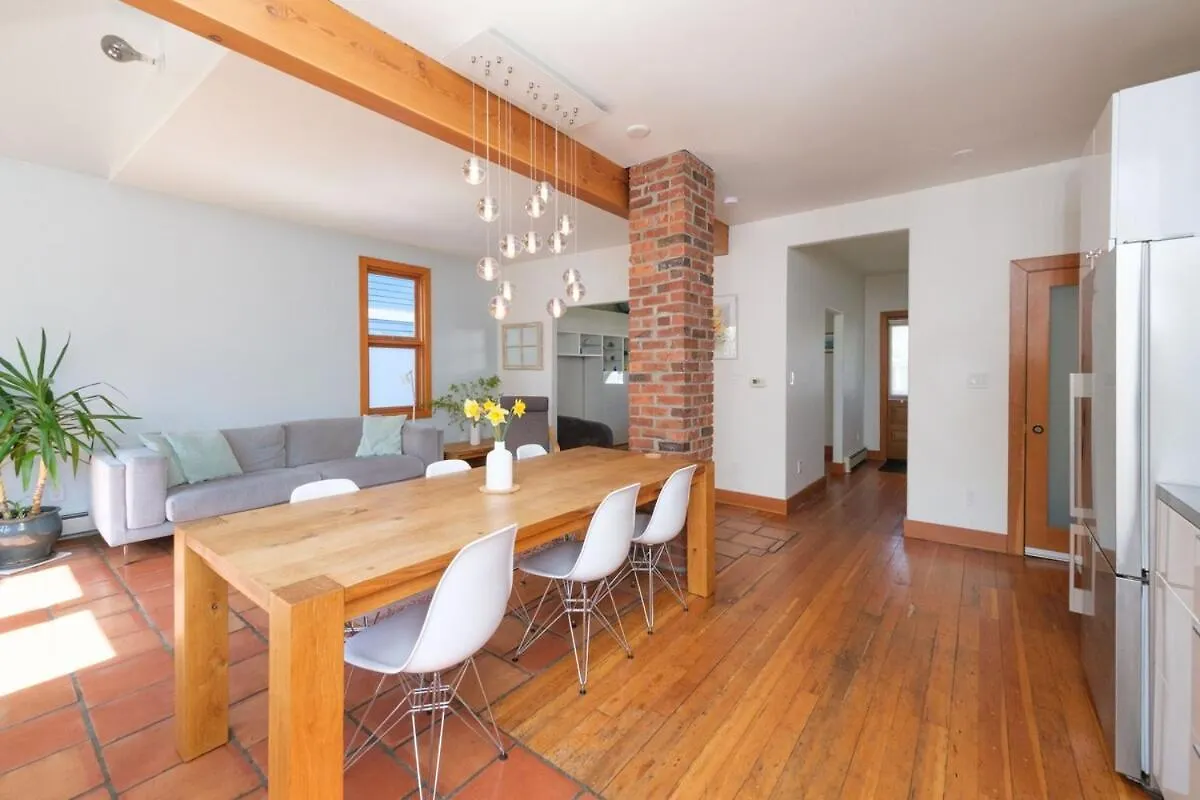 Cozy Heritage Home Near Main St Vancouver Apartment